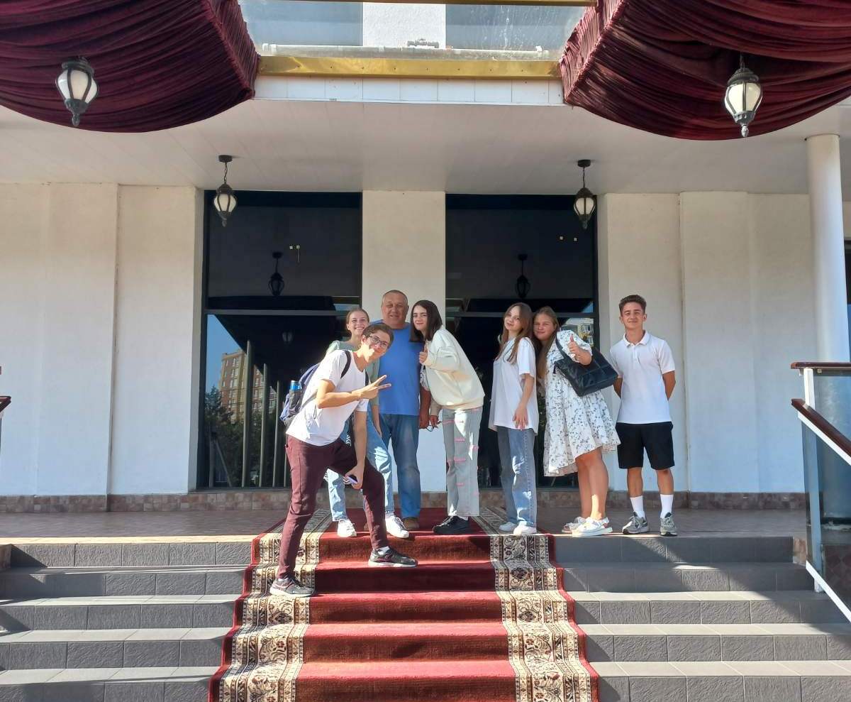 Біля входу у комплекс